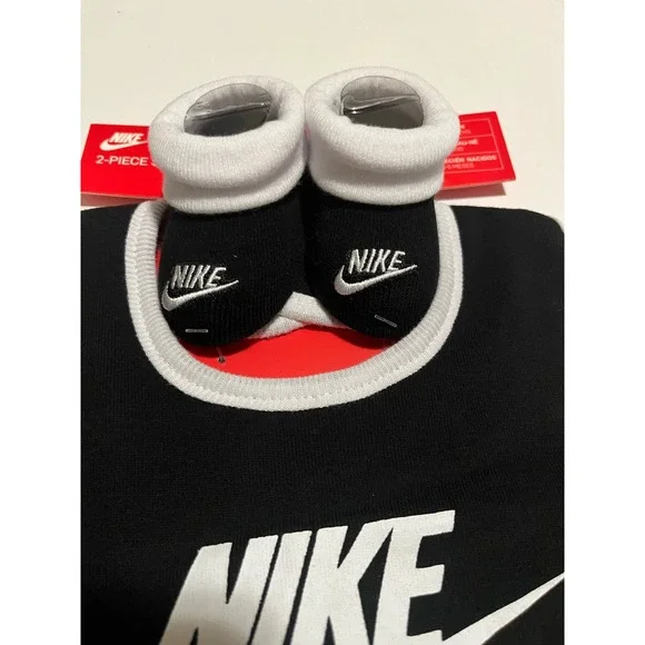 NWT Nike Bib and Booties Set - Newborn 0-6Months - Picture 3 of 6